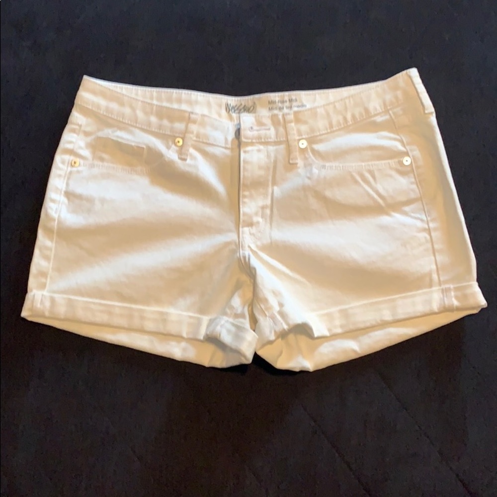 Mossimo women’s white jean shorts size 10